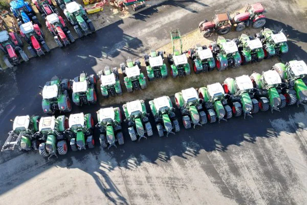 Une partie de notre large stock de tracteurs Fendt d’occasion révisés et disponibles chez Espace Agri.