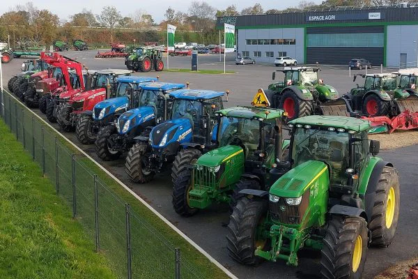Tracteurs d'occasion toutes marques (John Deere, New Holland) alignés chez le concessionnaire Espace Agri.